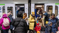 Am Berliner Hauptbahnhof kommen Mitte März viele Menschen an, die vor dem Krieg in der Ukraine geflohen sind. Am Berliner Hauptbahnhof kommen Mitte März viele Menschen an, die vor dem Krieg in der Ukraine geflohen sind.