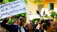 Linke Demonstranten ziehen durch das Berliner Villenviertel Grunewald und fordern Enteignung