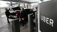 Ein Schild mit dem Logo des amerikanischen Dienstleistungsunternehmens Uber am Abholpunkt von Uber auf dem LaGuardia-Flughafen in New York. Ein Schild mit dem Logo des amerikanischen Dienstleistungsunternehmens Uber am Abholpunkt von Uber auf dem LaGuardia-Flughafen in New York.