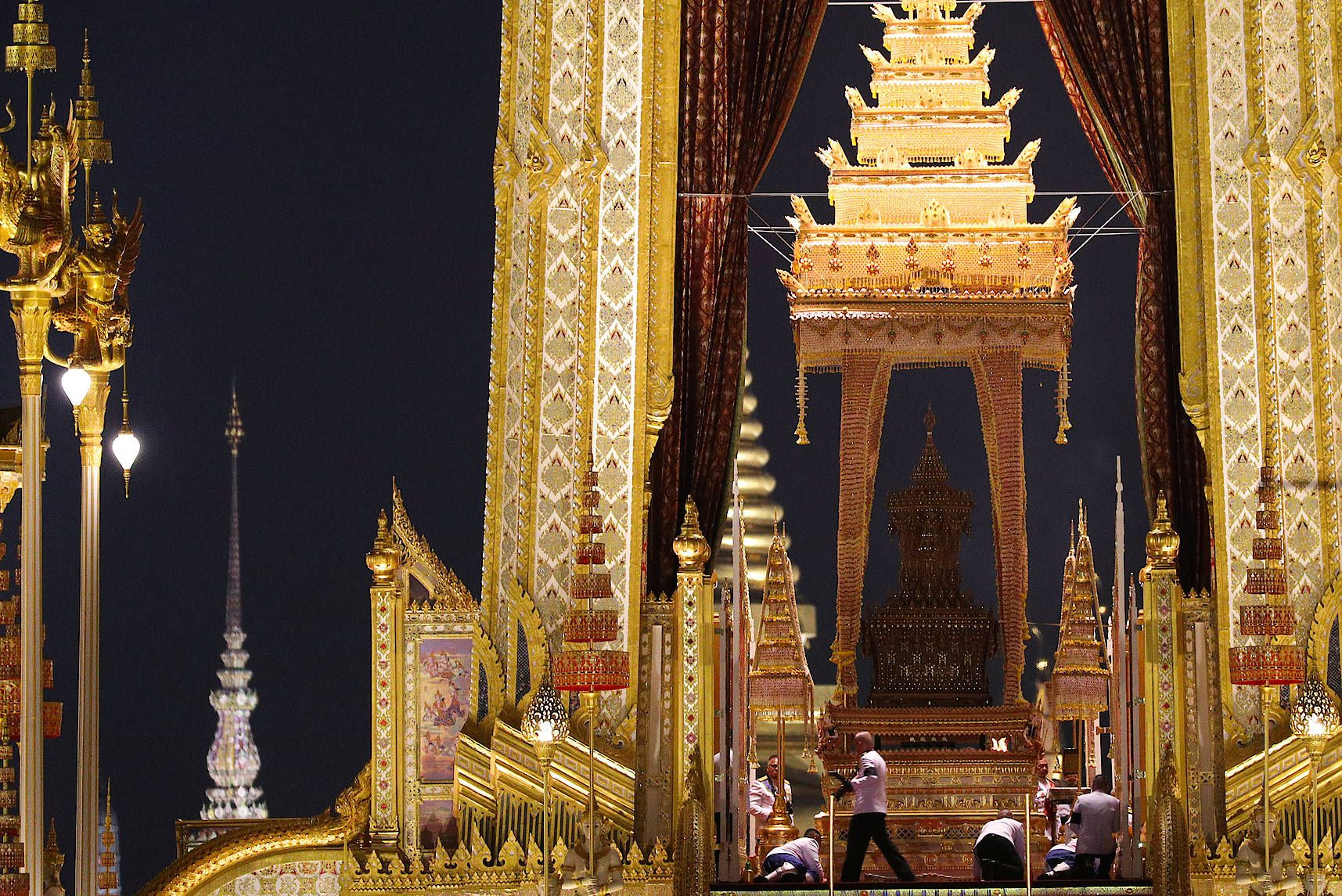 Hunderttausende Thais Verabschieden Ihren Konig