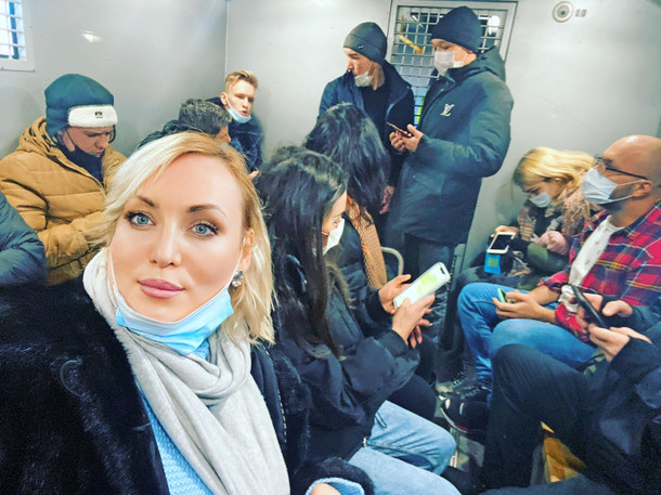 Natalia Pelevina auf einer Polizeistation in Moskau