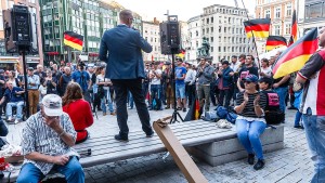 125 kommen zu „Merkel muss weg“ - 10.000 demonstrieren dagegen