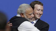 Indiens Premier Narendra Modi und Facebook-Gründer Mark Zuckerberg umarmen sich 2015 bei einem Auftritt in der Konzernzentrale im kalifornischen Menlo Park. Indiens Premier Narendra Modi und Facebook-Gründer Mark Zuckerberg umarmen sich 2015 bei einem Auftritt in der Konzernzentrale im kalifornischen Menlo Park.