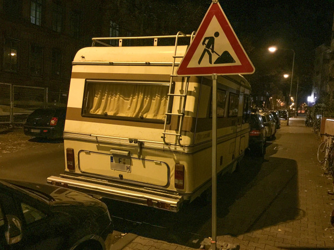 Wohnmobil-Oldtimer in den Straßen Frankfurts