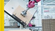 Kuka-Roboter bringen an der Packstation in Sekundenschnelle große Pappkartons in Form. Kuka-Roboter bringen an der Packstation in Sekundenschnelle große Pappkartons in Form.