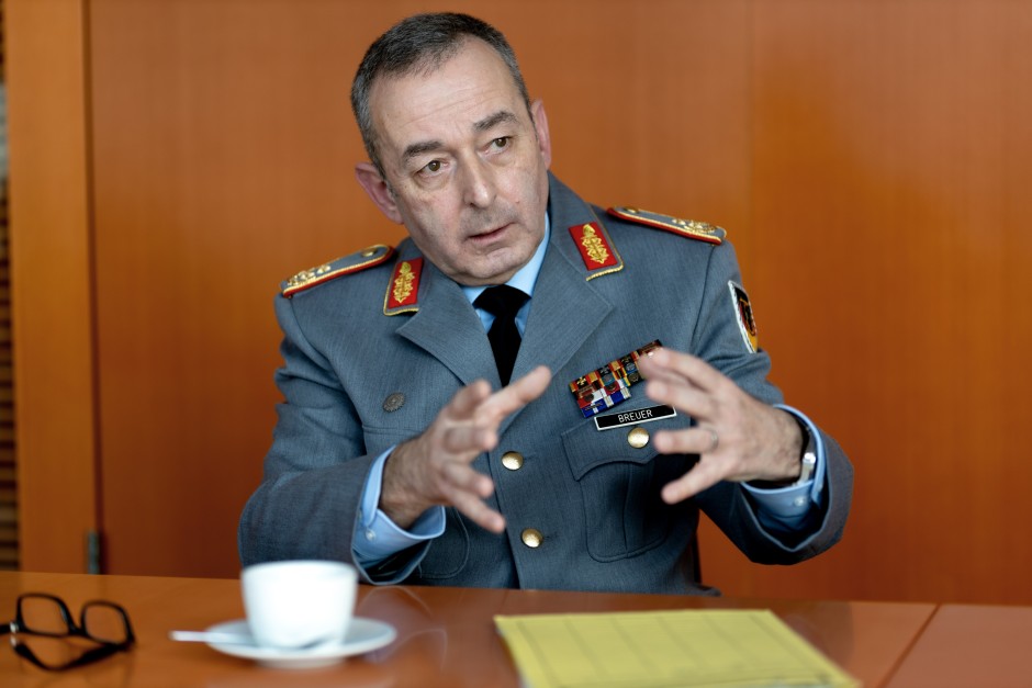 Bilderstrecke zu: Corona-Krisenstab-Leiter: General Carsten Breuer im Interview - Bild 2 von 2 - FAZ