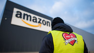 Es ist nicht der erste Streik bei Amazon: Ein Mitarbeiter bei einem Streik vor dem Logistik-Zentrum in Werne im Jahr 2018. Es ist nicht der erste Streik bei Amazon: Ein Mitarbeiter bei einem Streik vor dem Logistik-Zentrum in Werne im Jahr 2018.