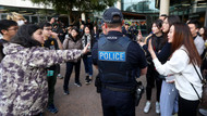Im Konflikt: Polizisten trennen Peking-Gegner und -Anhänger in Adelaide.