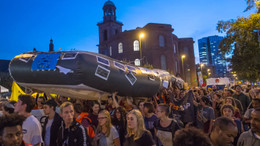 Mit dem Schlauchboot durch die Stadt, hier vor der Paulskirche in der Frankfurter Altstadt