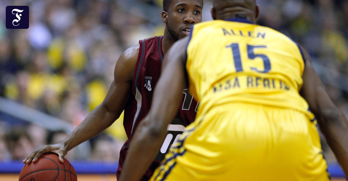 Basketballer David Holston Mit Tränen vorbei an den Hünen