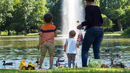 Distanz wahren: Eine Mutter füttert mit ihren Kindern Enten an einem Teich in Wiesbaden. 