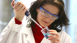 Naturwissenschaftler haben gute Job- und Gehaltsaussichten - auch wenn Frauen in dieser Branche meist weniger verdienen als männliche Kollegen.