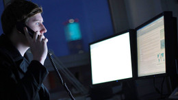 Jetzt aber ab nach Hause! Manchmal arbeiten Leute bis spät nachts im Büro.