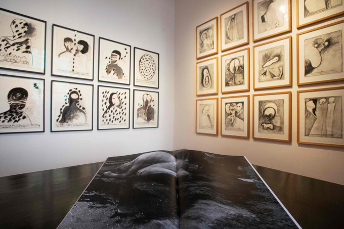 Werke von Brus im W&K Palais Schönborn-Batthyany in Wien, September 2023