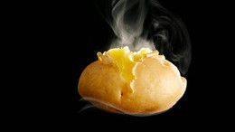 Wie gut sie schmeckt, mussten wir erst lernen: dampfende Kartoffel.