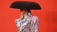 Die Show als Show: Rapperin Cardi B modelt für Balenciaga. Die Show als Show: Rapperin Cardi B modelt für Balenciaga.