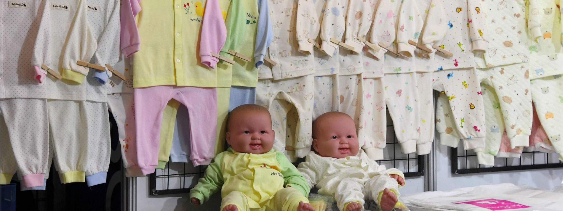 Qora paypoq va baland poshnali ajoyib ayolni onlayn tomosha qiling.