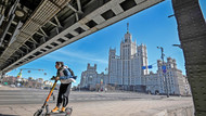 Allein auf weiter Flur: Ein E-Roller-Fahrer durchfährt das Zentrum in Moskau. Allein auf weiter Flur: Ein E-Roller-Fahrer durchfährt das Zentrum in Moskau.
