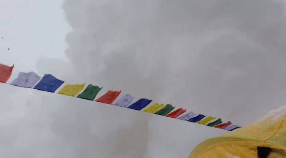 Радужная долина эверест. Landslide перевод. Землетрясения, торнадо, катастрофы, извержения, цунами. Лавина на эвересте. Fill in earthquake avalanche tornado pollution.