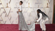 Zendaya trug ein Crop Top mit Kragen aus Satin und einen Rock mit langer Schleppe von Maison Valentino. Zendaya trug ein Crop Top mit Kragen aus Satin und einen Rock mit langer Schleppe von Maison Valentino.