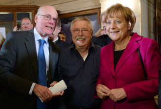 In dieser Woche besser als Gauck: Wolf Biermann mit Norbert Lammert und Angela Merkel im Berliner Ensemble