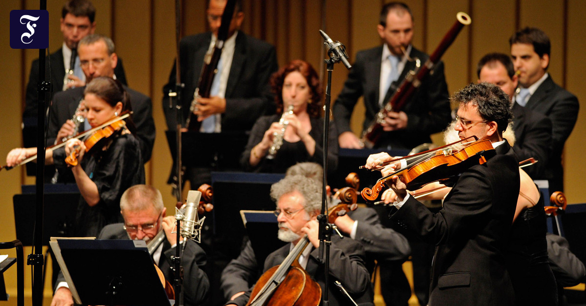 Оркестр вагнер у музыканта есть два варианта. Оркестр w вагнер. Симфонический оркестр вагнера. Вагнер оркестр музыканты. Оркестр вагнер у музыканта есть два варианта.