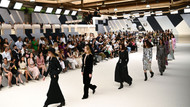 Fashion Week Paris: Chanel zeigt die Frühjahr/Sommer 2023 Kollektion in einem Reitstall. Fashion Week Paris: Chanel zeigt die Frühjahr/Sommer 2023 Kollektion in einem Reitstall.