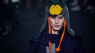 Mit Ente: Mütze bei der Burberry-Show Mit Ente: Mütze bei der Burberry-Show