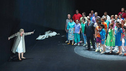 Szene aus dem Stuttgarter „Lohengrin“