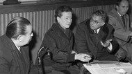 Jean Paul Sartre und Simone de Beauvoir, mit Adolf Hoffmeister (links) am Prager Flughafen, 1963 (heute Václav-Havel-Flughafen)