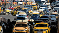 Yandex steckt fest: Auf Taxis in Moskau ist der Konzernschriftzug in kyrillisch zwar noch omnipräsent. Im Ausland dagegen schlagen die Sanktionen voll durch. Yandex steckt fest: Auf Taxis in Moskau ist der Konzernschriftzug in kyrillisch zwar noch omnipräsent. Im Ausland dagegen schlagen die Sanktionen voll durch.