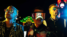 Ganz so stilsicher wie die Mensch-Maschinen von Daft Punk sind Muse noch nicht - aber vielleicht ist das auch gar nicht ihr Ziel.
