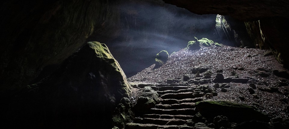 Man nennt sie auch die „Blaue Grotte": Die Einhornhöhle in der Nähe des niedersächsischen Scharzfeld gilt als Schlüsselfundplatz für die Erforschung des Neandertalers im Norden.