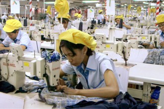 Produksi massal: pekerja wanita di sebuah pabrik tekstil di Indonesia. Produksi massal: pekerja wanita di sebuah pabrik tekstil di Indonesia.