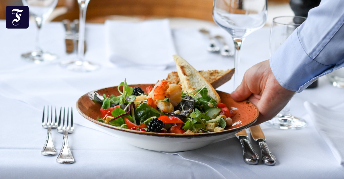 Steuer wieder höher: Viele Leute wollen seltener ins Restaurant gehen