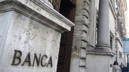 Blick auf den Eingang einer Filiale des italienischen Geldhauses Unicredit.