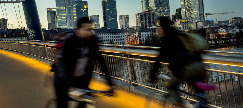 Heute schon an Morgen denken: Junge Menschen, die sich aktuell mit dem Thema Altersvorsorge beschäftigen, müssen sich vor intransparenten Klauseln in Acht nehmen.