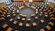 Die Sitze im Plenarsaal des Thüringer Landtags blieben am 19. Juli 2021 leer, weil die Sondersitzung zur Abstimmung über die Landtagsauflösung abgesagt worden war.