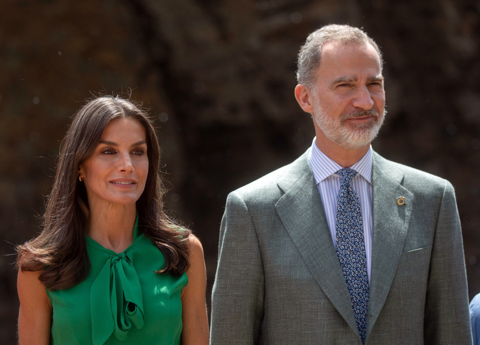 Spaniens König Felipe kommt mit Königin Letizia zur Eröffnung der