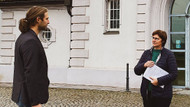 Toni Schuberl und Rosi Steinberger (beide Grüne) vor der JVA Straubing