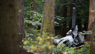 Buchen: Trümmerteile eines Hubschraubers vom Typ Robinson R44 und Feuerlöscher liegen in einem Wald nahe der Grenze zu Hessen und Bayern.