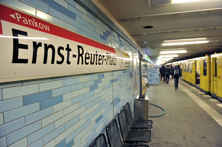 Bild zu Mann stößt Frau vor Berliner UBahn Bild 1 von 1 FAZ