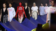 Berliner Modewoche: Im Kraftwerk Berlin präsentieren Models Kreationen des ukrainischen Designers Jean Gritsfeldt und tragen dazu eine ukrainische Fahne.