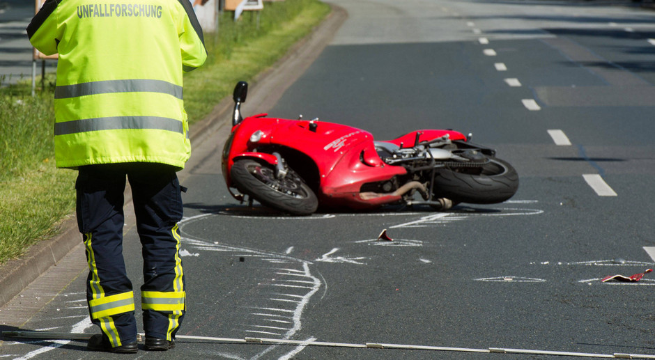 Bild zu Unfallstudie Junge Motorradfahrer fahren gefährlich Bild 1 von 1 FAZ