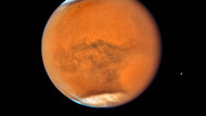 Weit weg: Minimal 55 Millionen Kilometer ist der Mars von der Erde entfernt. Je nach Position der Planeten auf ihrer Bahn sind es bis zu 400 Millionen. Trotzdem träumen manche von einer Reise dorthin.