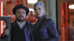 Jack Black und Cate Blanchett spielen gemeinsam im Film „Das Haus der geheimnisvollen Uhren“.