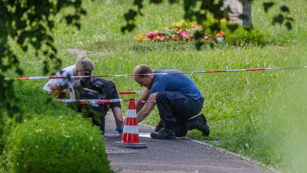Eine Handgranate auf eine Trauergemeinde Eine Handgranate auf eine Trauergemeinde