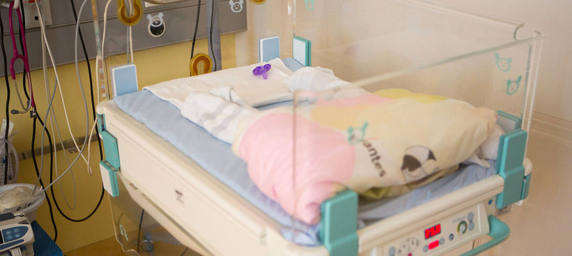 Wenn das Leben zu früh startet: Kinderbett im Vivantes Klinikum Neukölln.