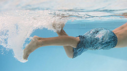 Wann lernt das Kind am besten schwimmen? Die Methoden sind verschieden, doch eine Grundregel bleibt: Kinder sollten nicht gedrängt werden.