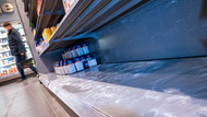 Leere Regale und alles wird teurer: Discounter Aldi erhöht seine Preise. Leere Regale und alles wird teurer: Discounter Aldi erhöht seine Preise.